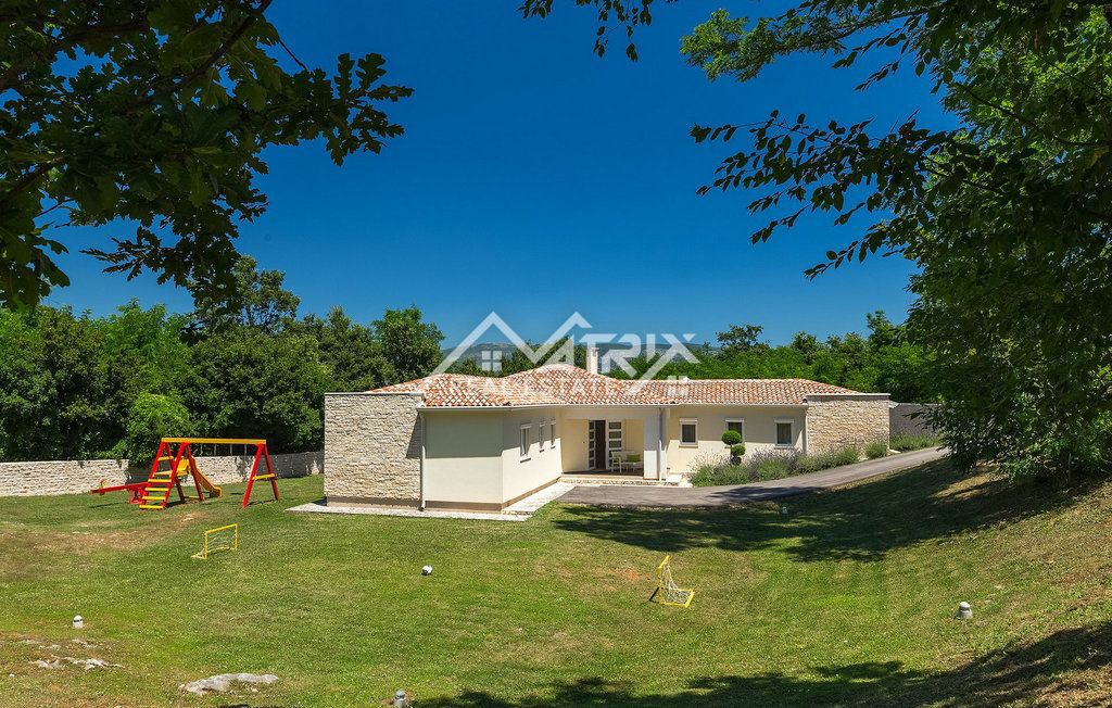 Okolica Labina, 1-stropna hiša z bazenom na odlični lokaciji