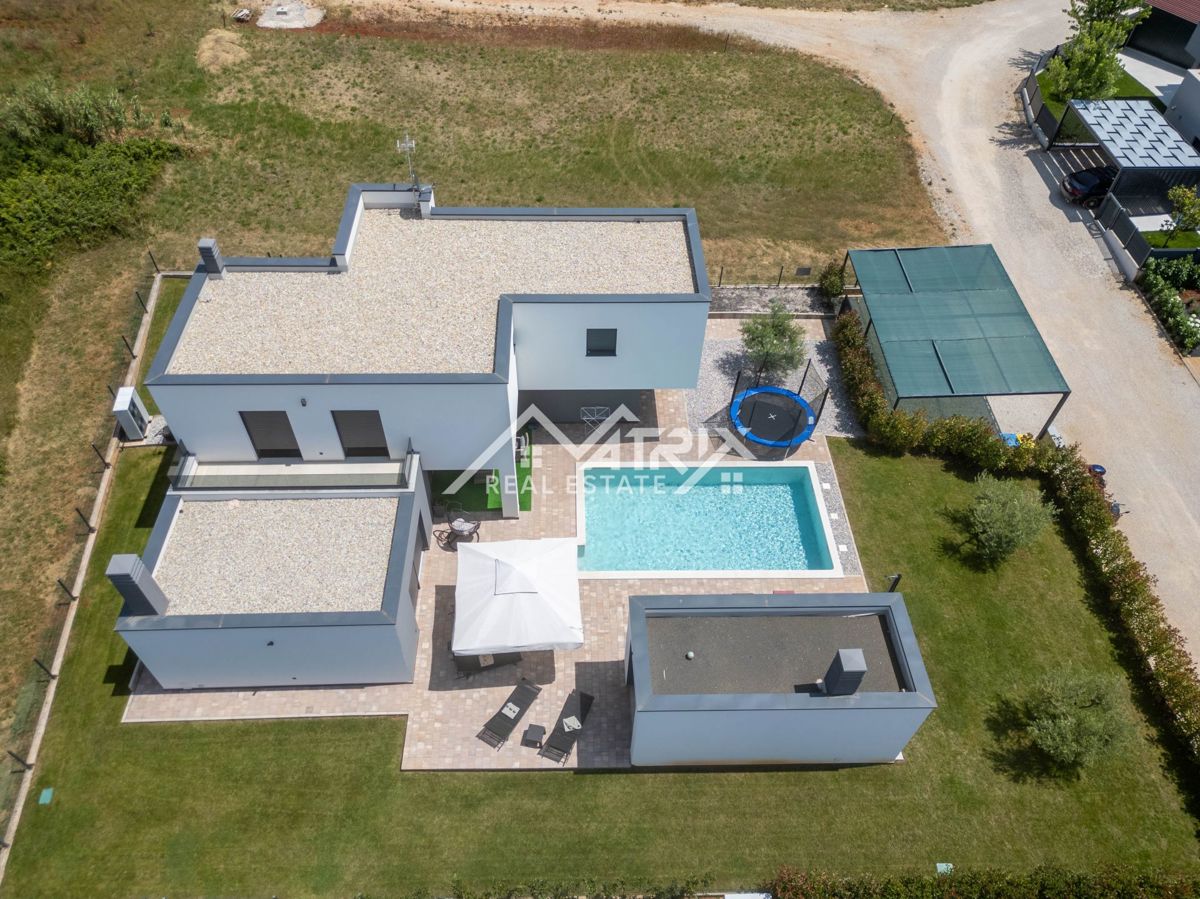 Poreška okolica, lepa moderna vila z bazenom
