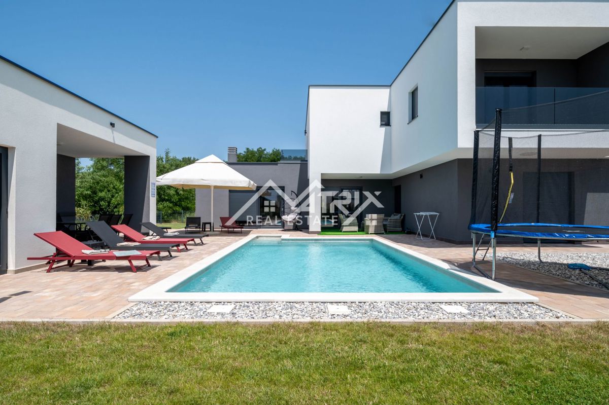 Poreška okolica, lepa moderna vila z bazenom