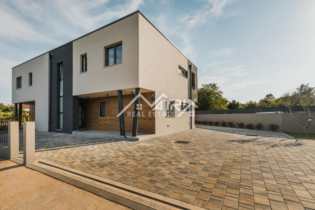 Umag okolica, hiša z bazenom in 3 ločenimi apartmaji