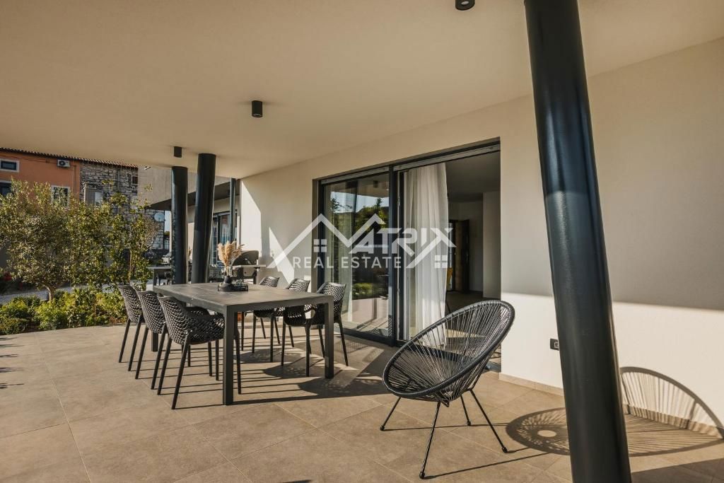 Umag okolica, hiša z bazenom in 3 ločenimi apartmaji