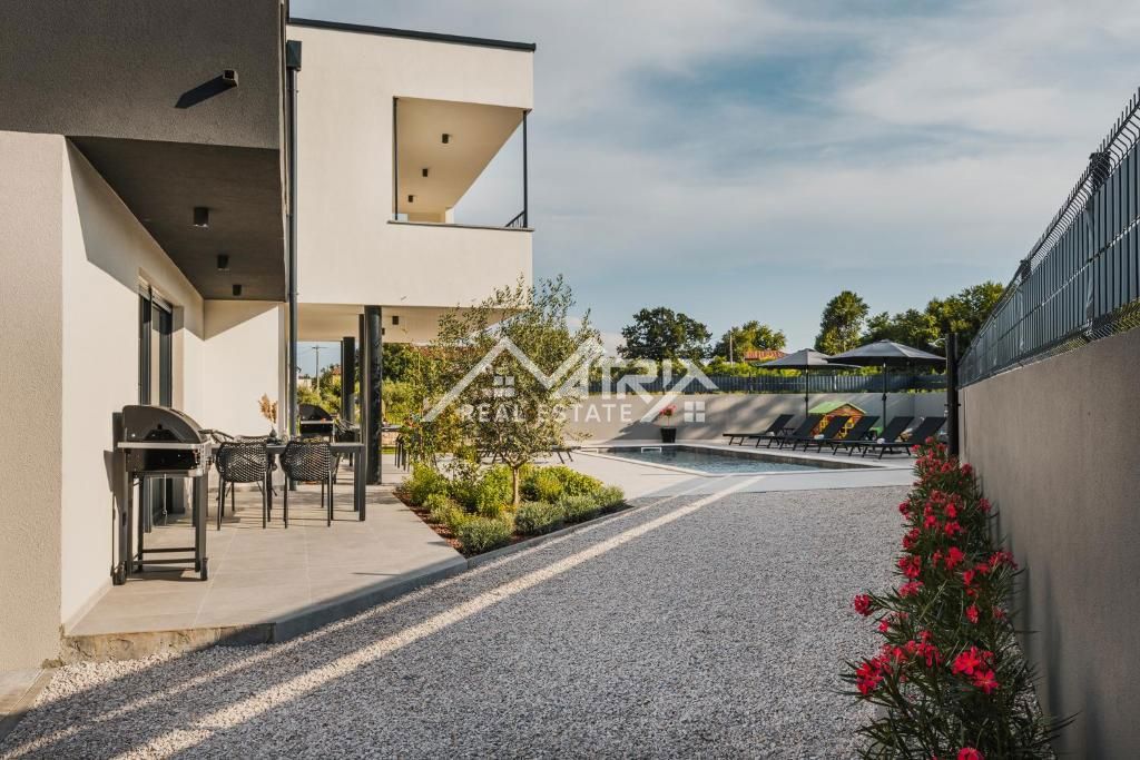 Umag okolica, hiša z bazenom in 3 ločenimi apartmaji