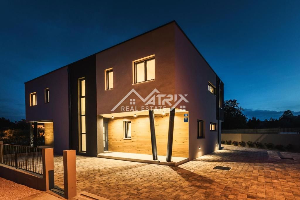 Umag okolica, hiša z bazenom in 3 ločenimi apartmaji