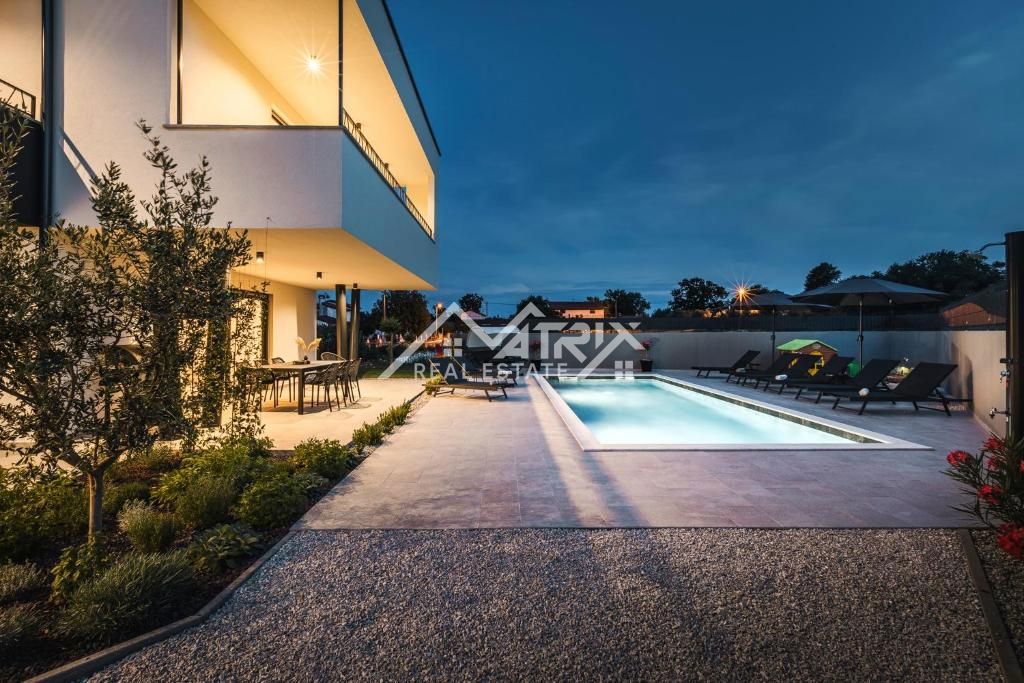 Umag okolica, hiša z bazenom in 3 ločenimi apartmaji