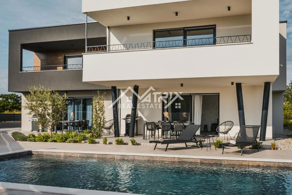 Umag okolica, hiša z bazenom in 3 ločenimi apartmaji