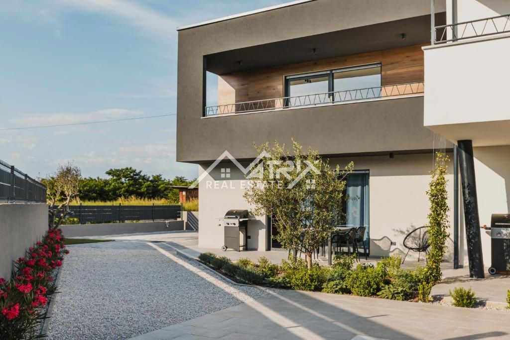 Umag okolica, hiša z bazenom in 3 ločenimi apartmaji