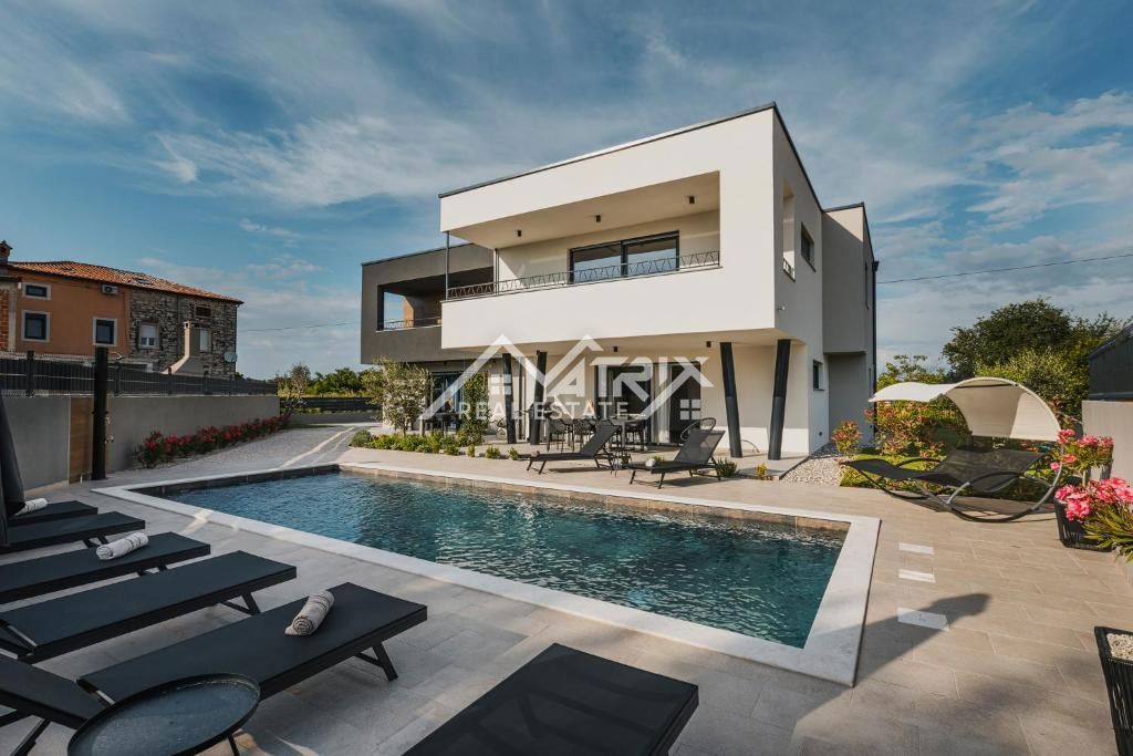 Umag okolica, hiša z bazenom in 3 ločenimi apartmaji
