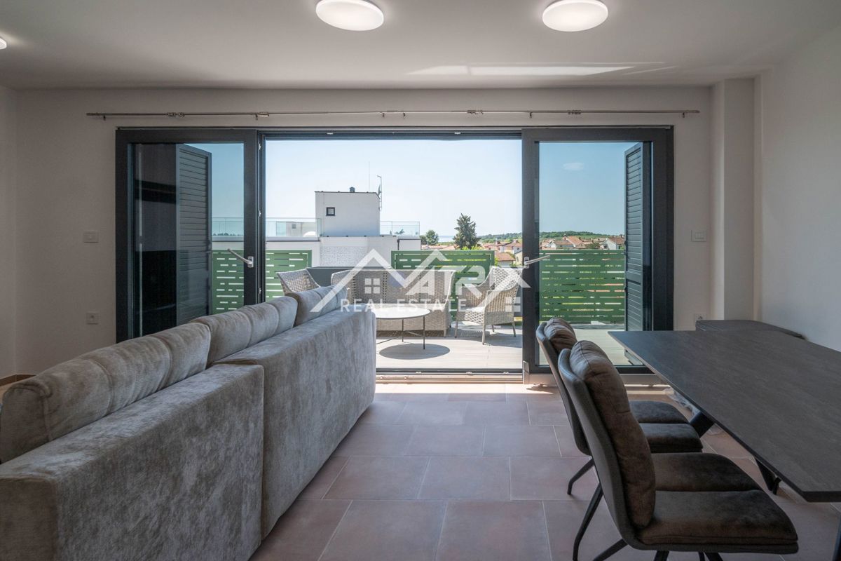 Novigrad, stanovanje s prekrasnim pogledom le 500 m od morja