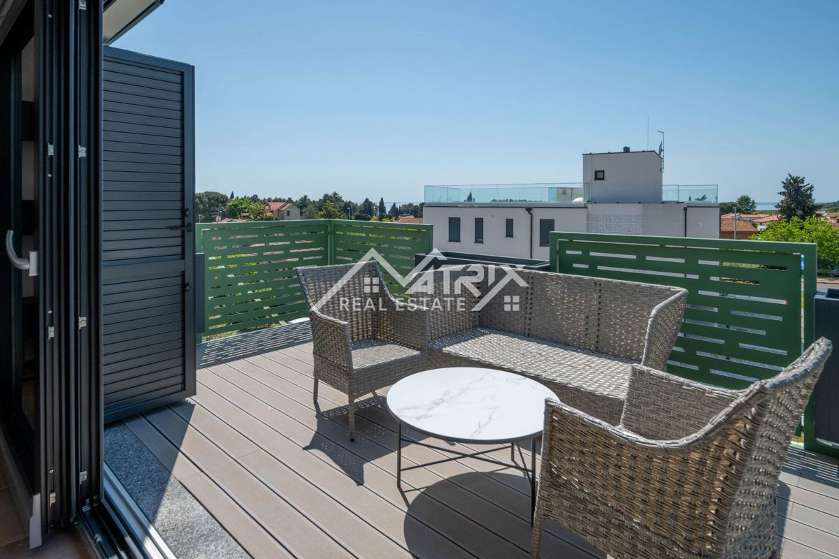 Novigrad, stanovanje s prekrasnim pogledom le 500 m od morja