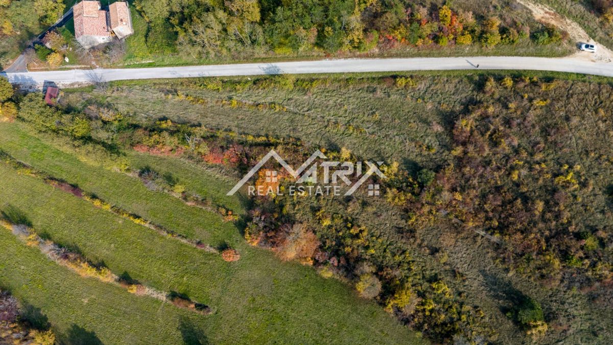 Motovun okolica, atraktivno zemljišče s panoramskim razgledom