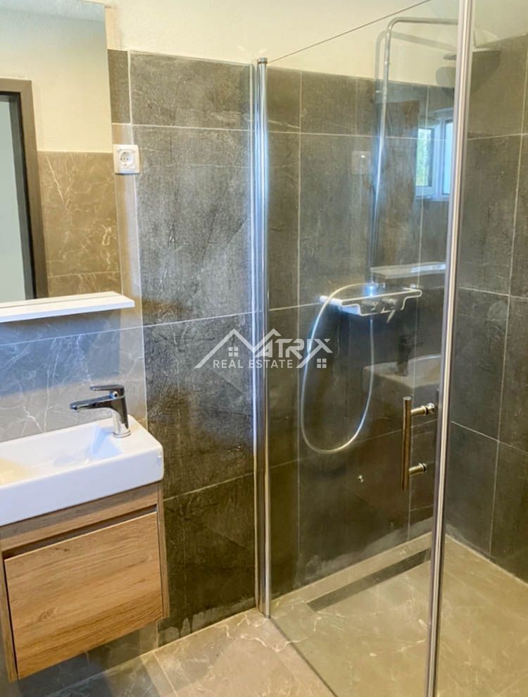 Poreč okolica, moderna hiša z bazenom in pogledom na morje