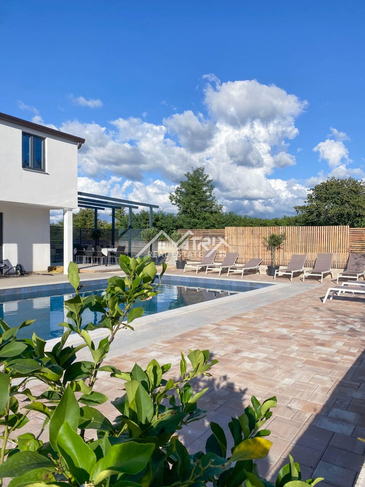 Poreč okolica, moderna hiša z bazenom in pogledom na morje