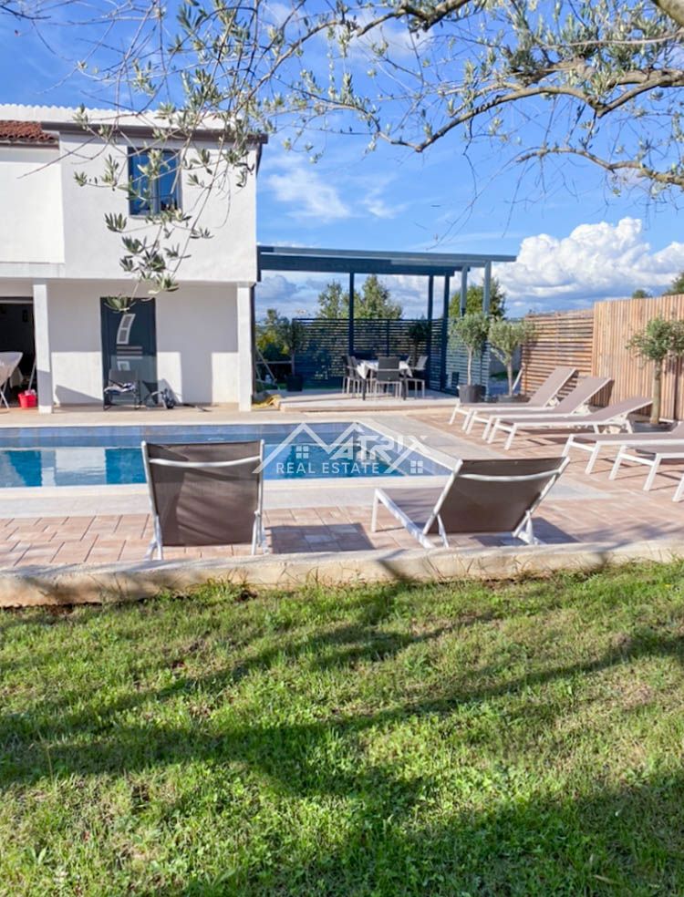 Poreč okolica, moderna hiša z bazenom in pogledom na morje