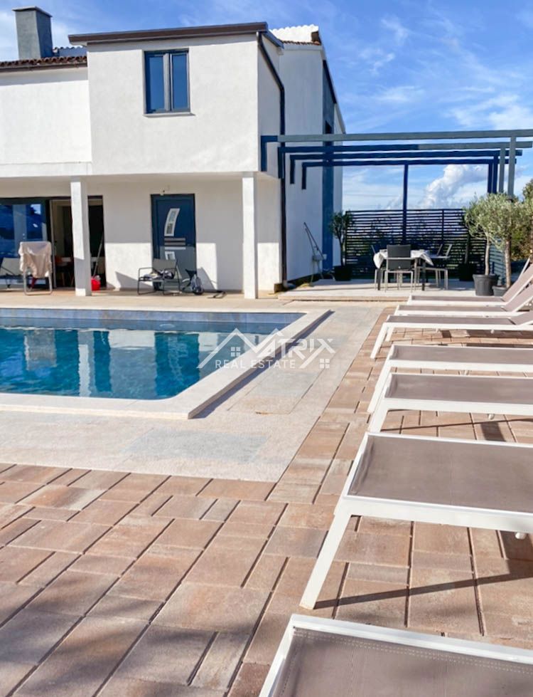 Poreč okolica, moderna hiša z bazenom in pogledom na morje