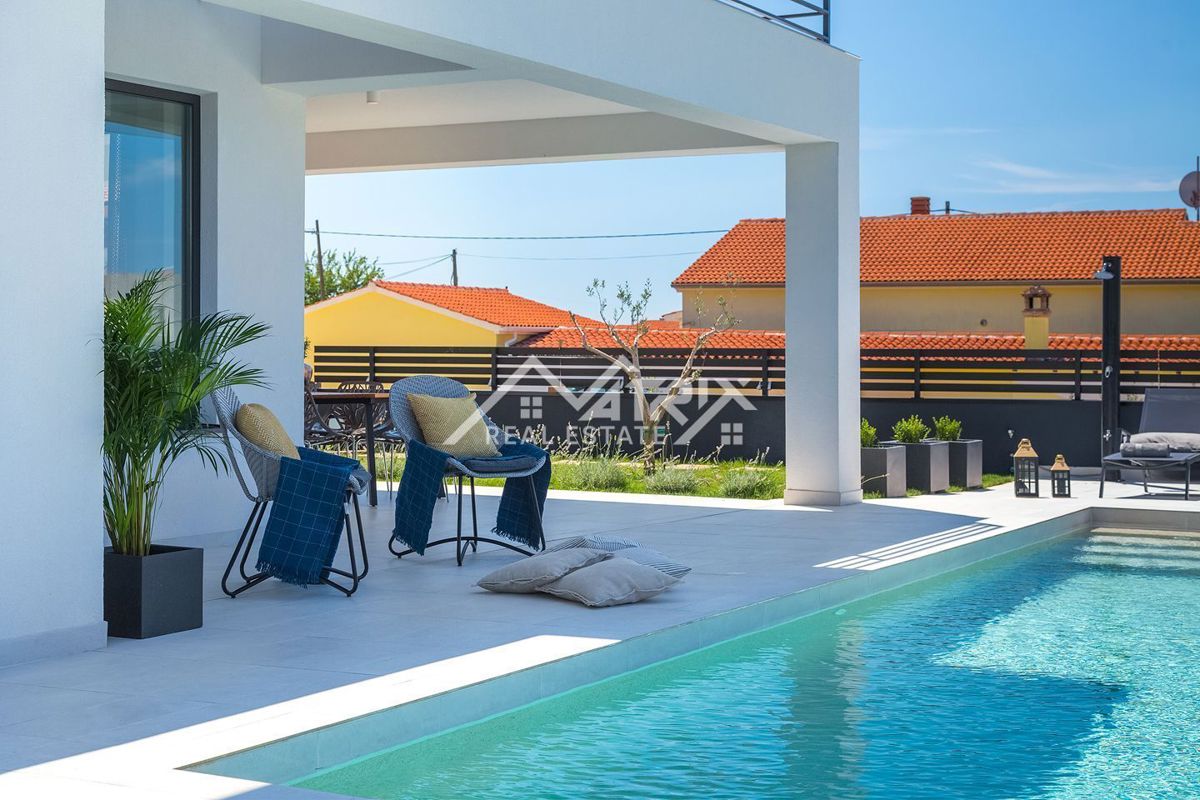 Fažana okolica, Moderna hiša z bazenom blizu morja!