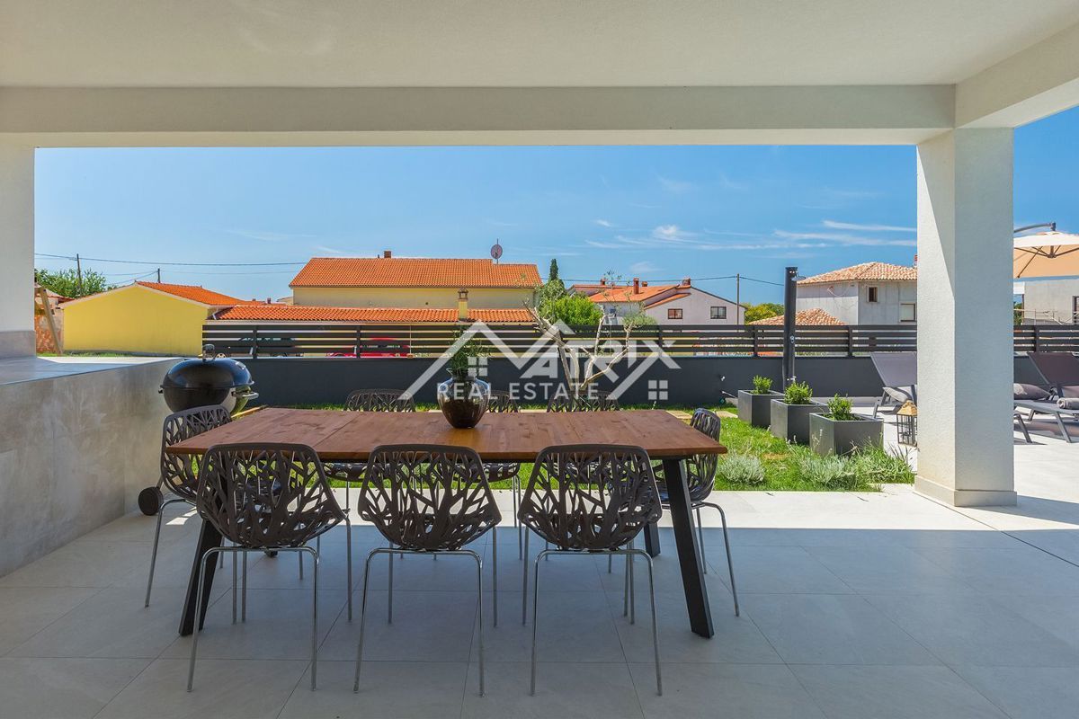 Fažana okolica, Moderna hiša z bazenom blizu morja!