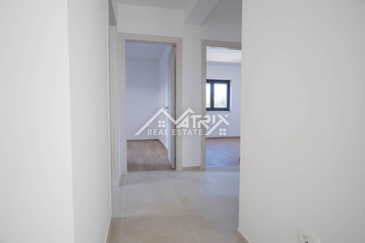 Medulin, trisobno stanovanje z balkonom in 2 parkirišči