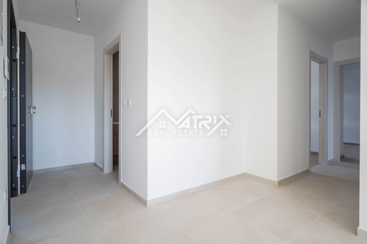 Medulin, trisobno stanovanje z balkonom in 2 parkirišči