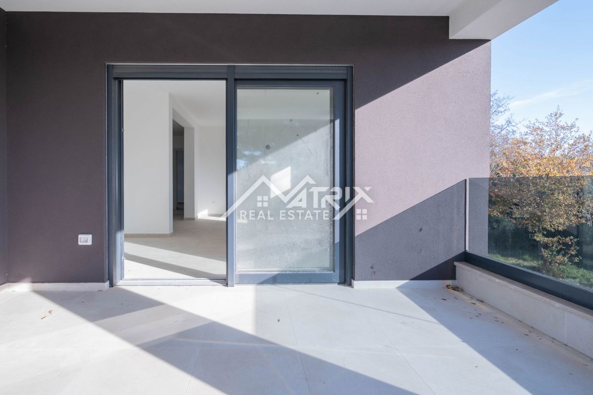 Medulin, trisobno stanovanje z balkonom in 2 parkirišči