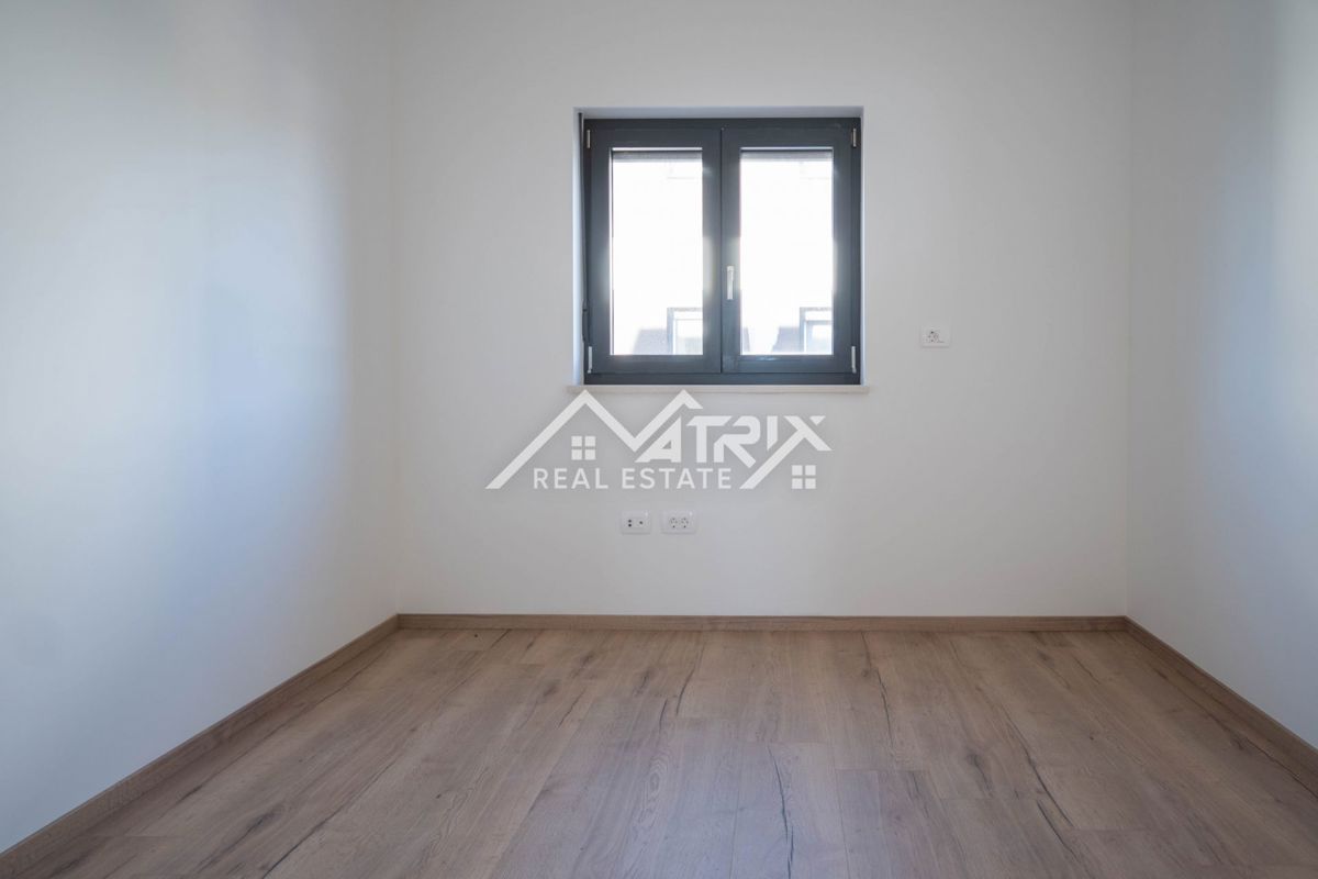 Medulin, trisobno stanovanje z balkonom in 2 parkirišči