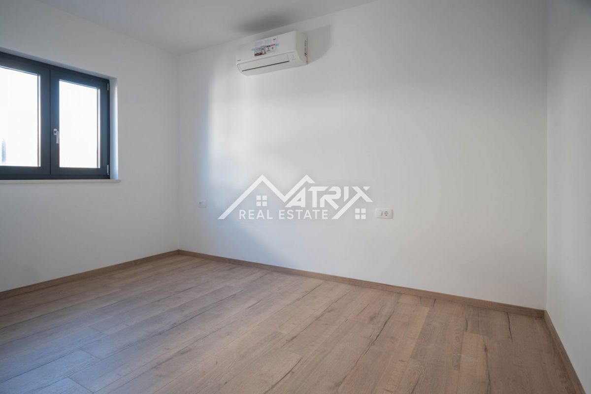 Medulin, trisobno stanovanje z balkonom in 2 parkirišči