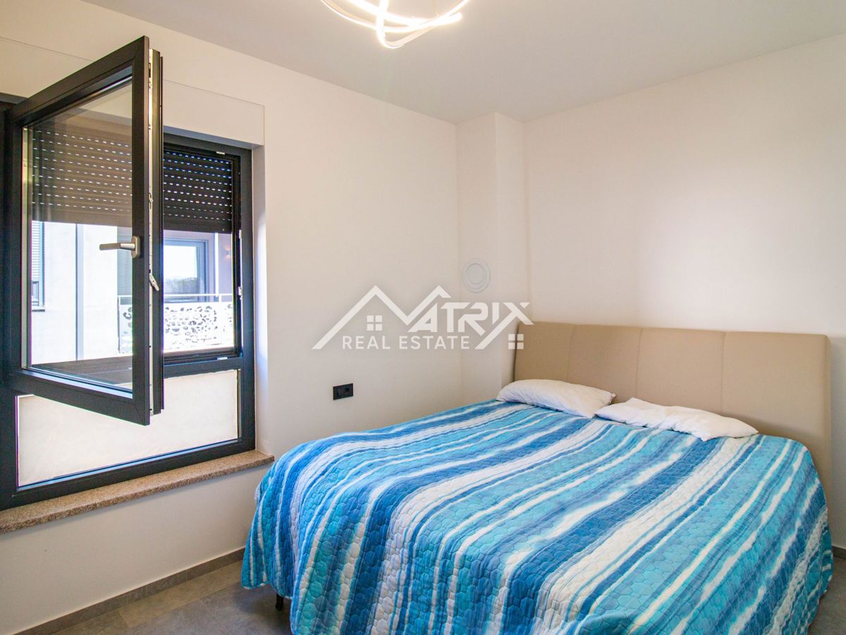 Medulin, stan s krovnom terasom 1 km od mora, Novogradnja!