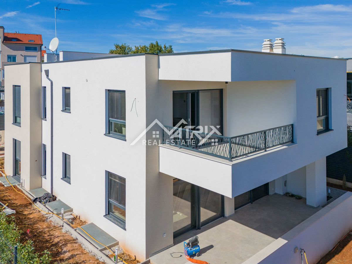 Medulin, stan s krovnom terasom 1 km od mora, Novogradnja!