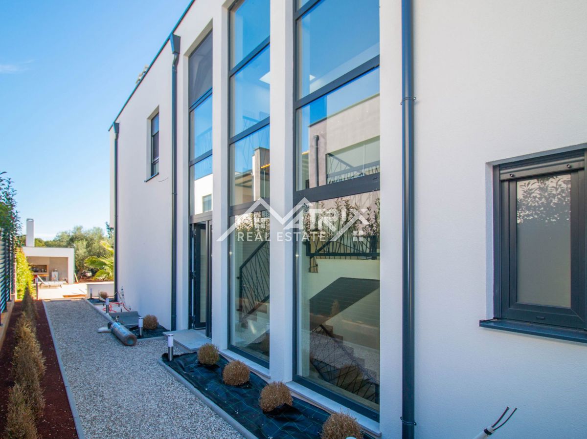 Medulin, stan s krovnom terasom 1 km od mora, Novogradnja!