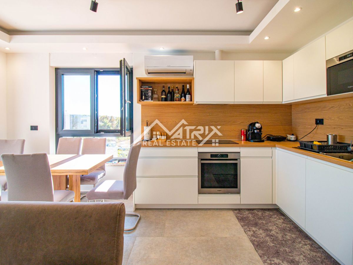 Medulin, stan s krovnom terasom 1 km od mora, Novogradnja!