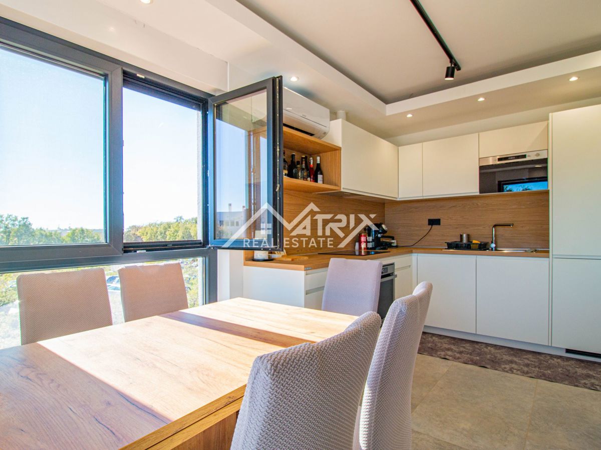 Medulin, stan s krovnom terasom 1 km od mora, Novogradnja!