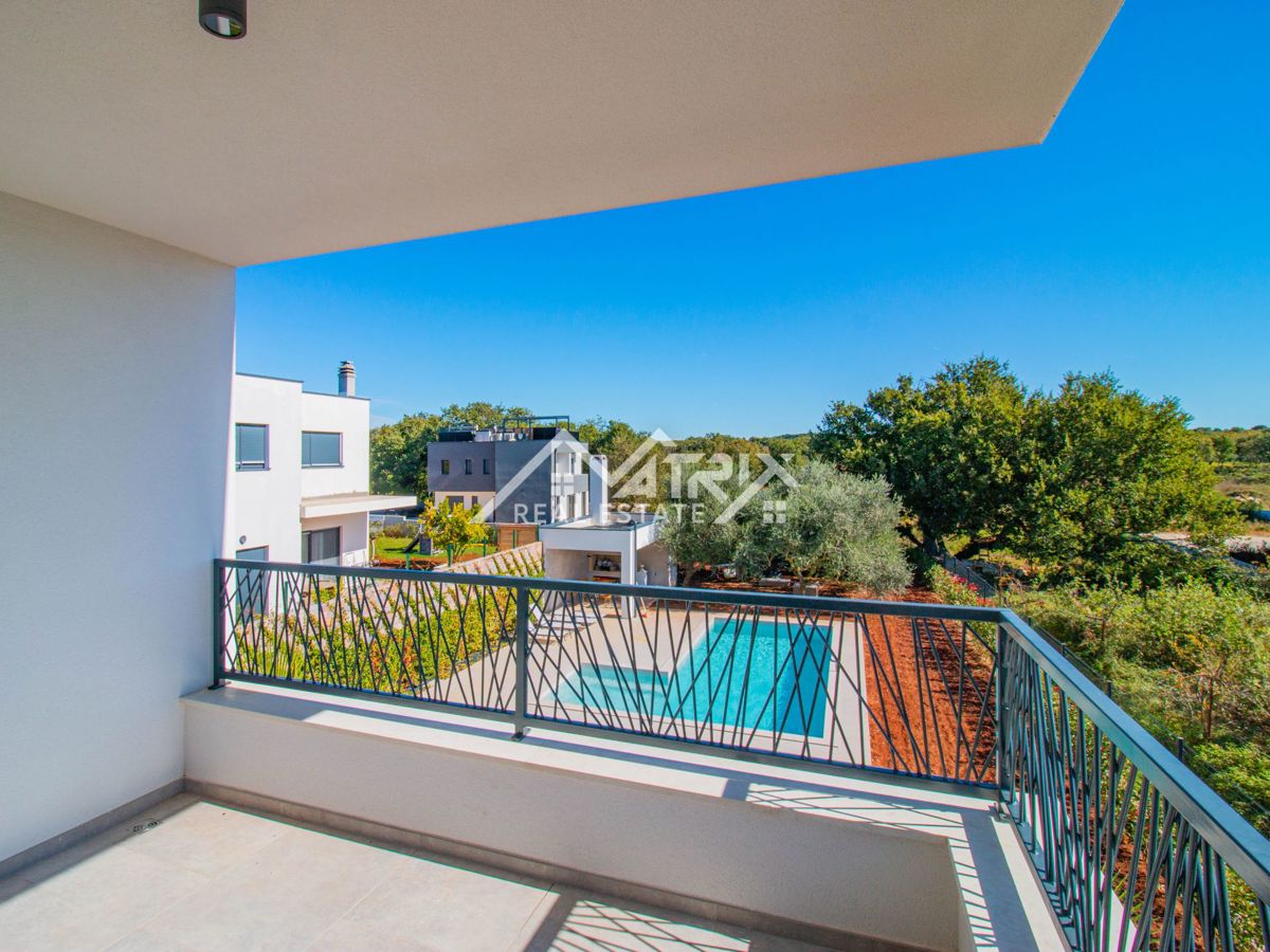 Medulin, stan s krovnom terasom 1 km od mora, Novogradnja!