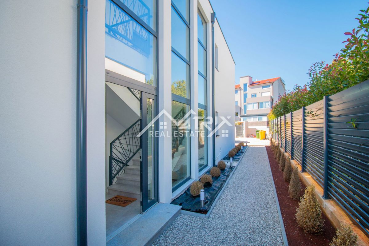 Medulin, stan s krovnom terasom 1 km od mora, Novogradnja!