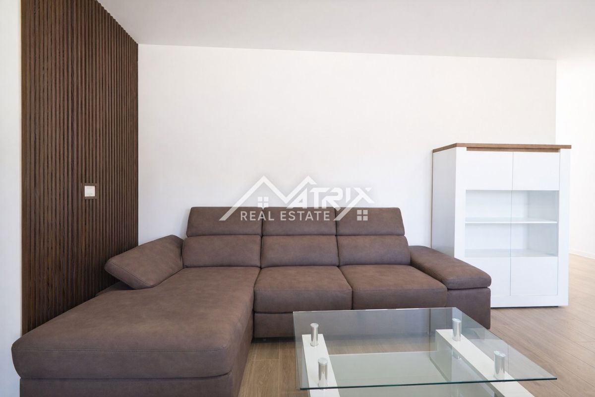 Poreč, Moderno opremljen stan u novogradnji 400 m od plaže!