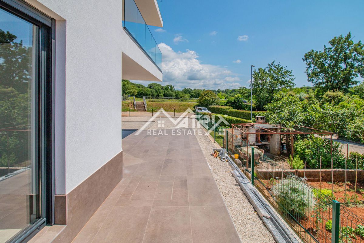 Poreč, Moderno opremljen stan u novogradnji 400 m od plaže!