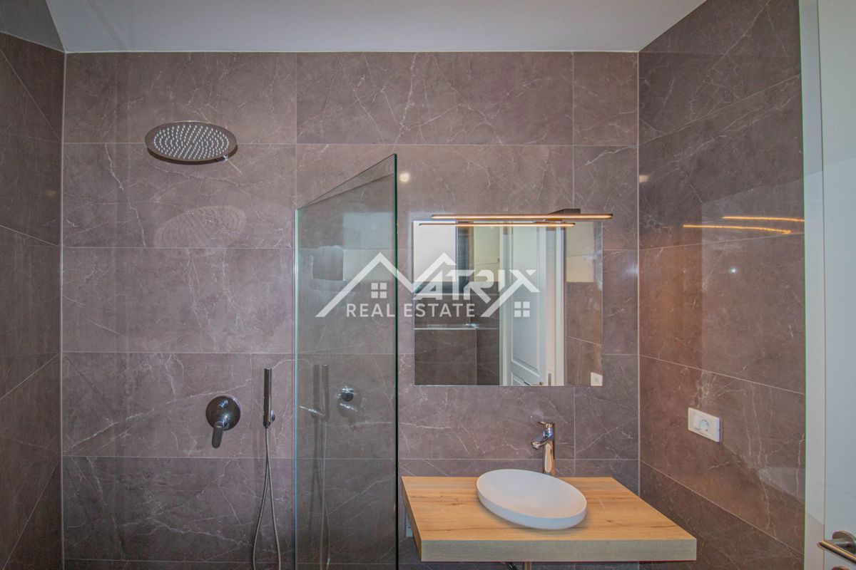 Poreč, Moderno opremljen stan u novogradnji 400 m od plaže!