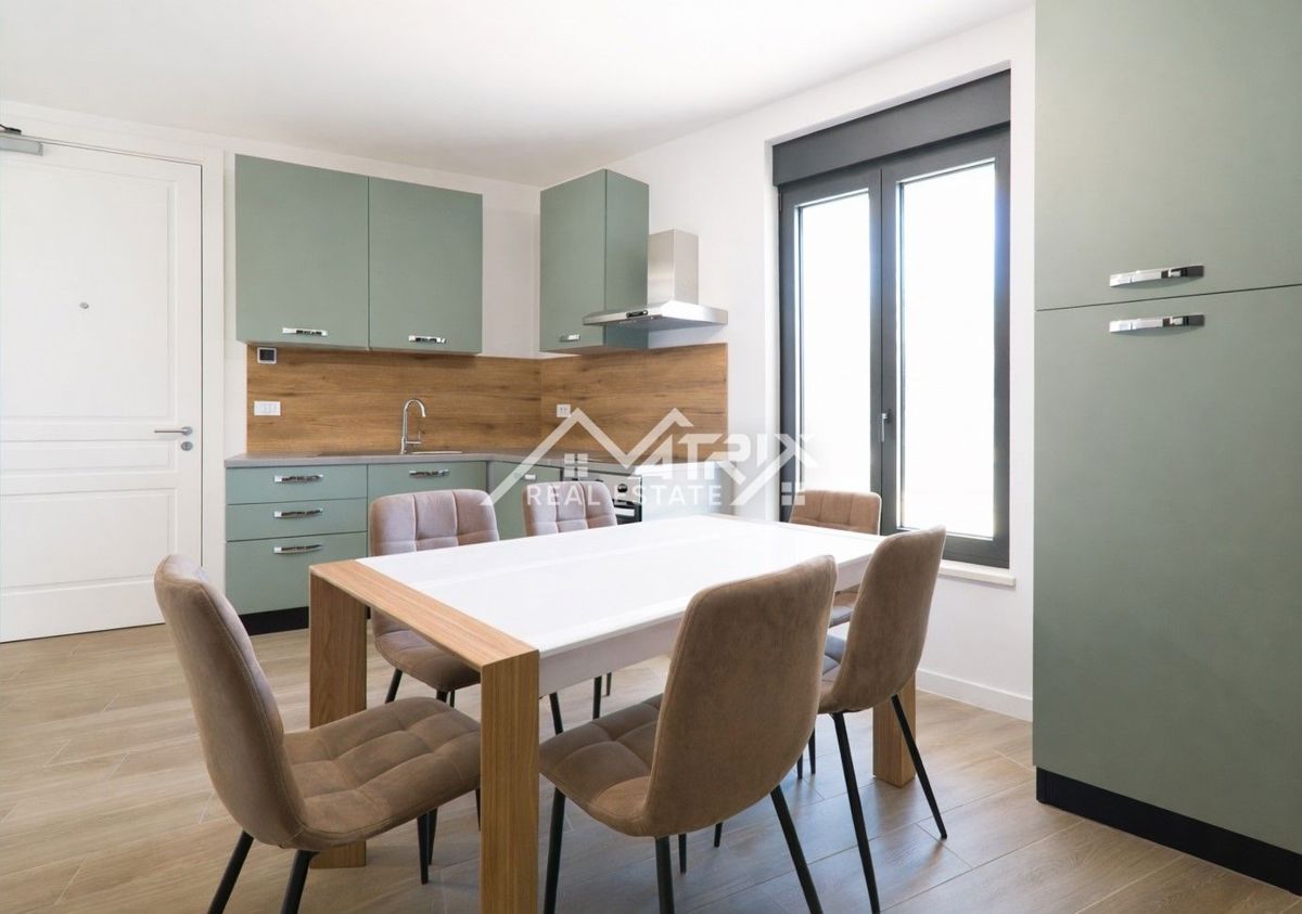 Poreč, Moderno opremljen stan u novogradnji 400 m od plaže!