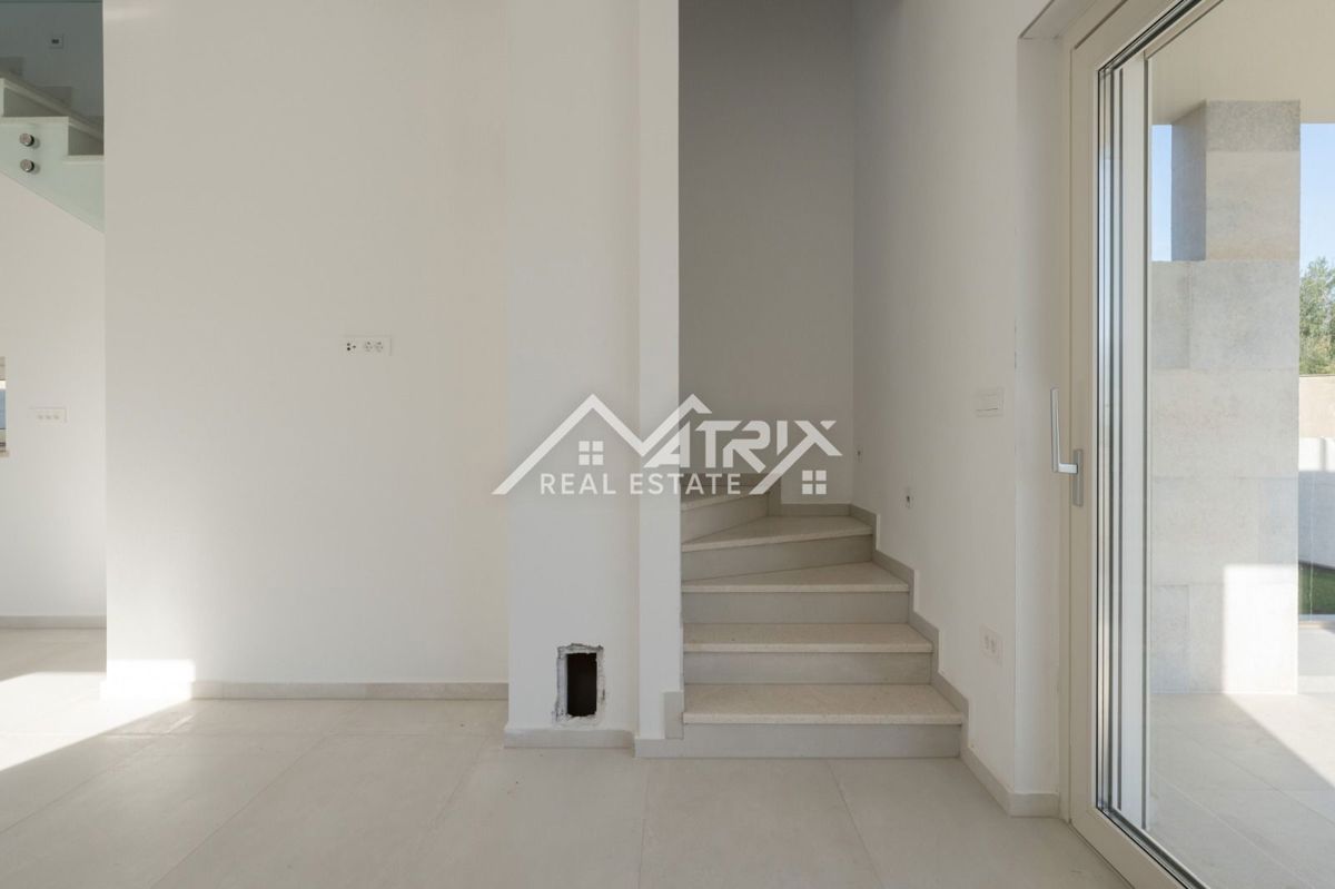 Medulin, Moderna hiša z bazenom in pogledom na morje