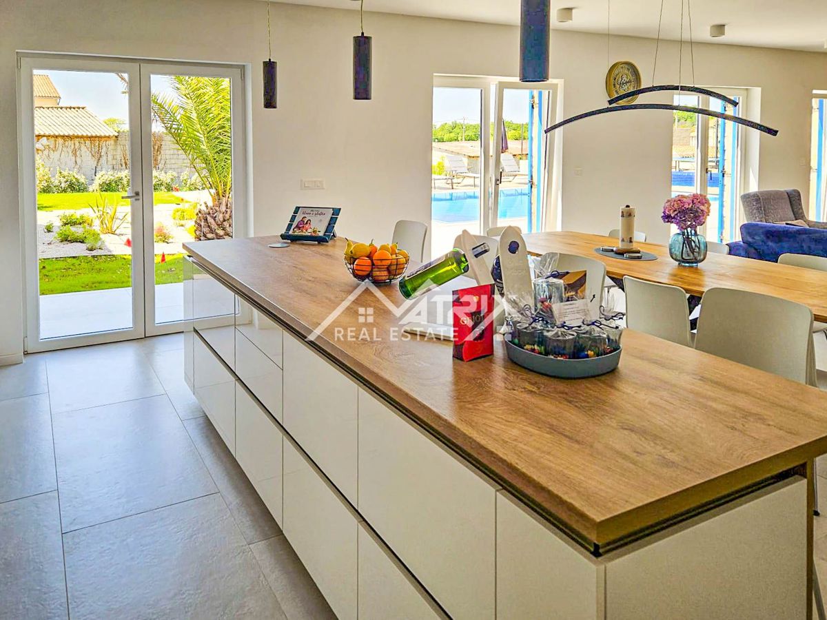 Poreč okolica - Moderna vila z bazenom, jacuzzijem in savno