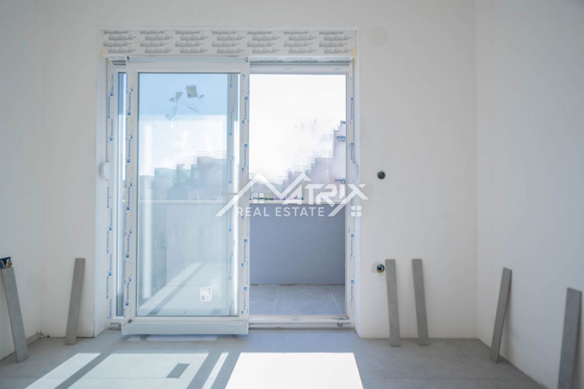 Pula, 3-sobno 90 m² z 2 balkonoma + 2 garažni mesti