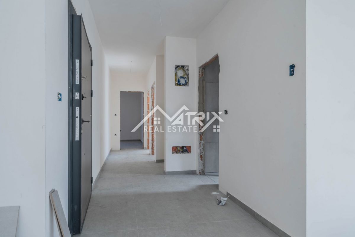 Pula, 3-sobno 90 m² z 2 balkonoma + 2 garažni mesti