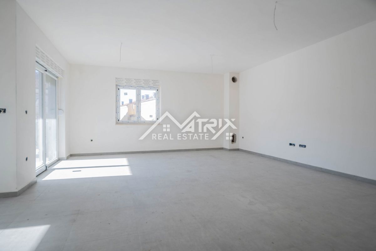 Pula, 3-sobno 90 m² z 2 balkonoma + 2 garažni mesti
