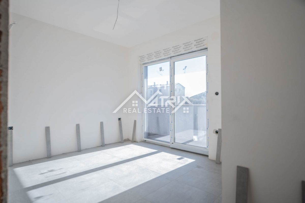 Pula, 3-sobno 90 m² z 2 balkonoma + 2 garažni mesti