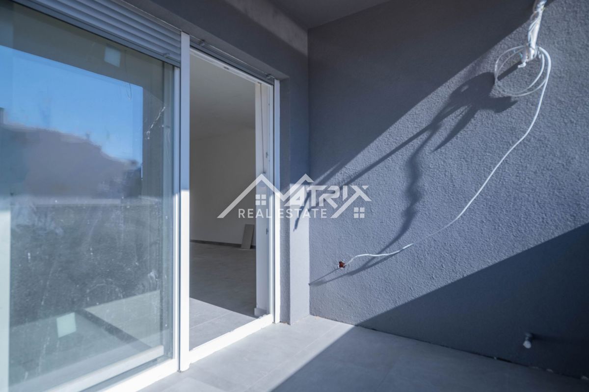 Pula, 3-sobno 90 m² z 2 balkonoma + 2 garažni mesti