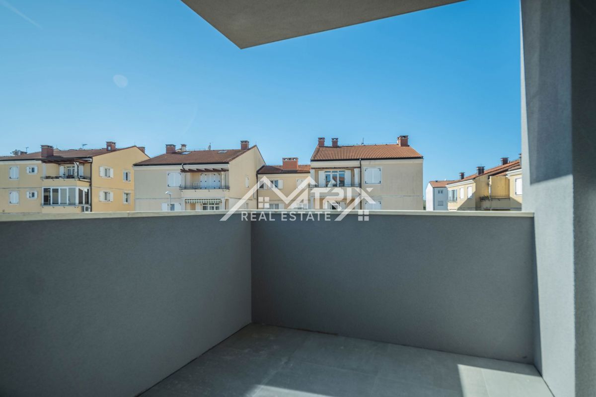 Pula, 3-sobno 90 m² z 2 balkonoma + 2 garažni mesti