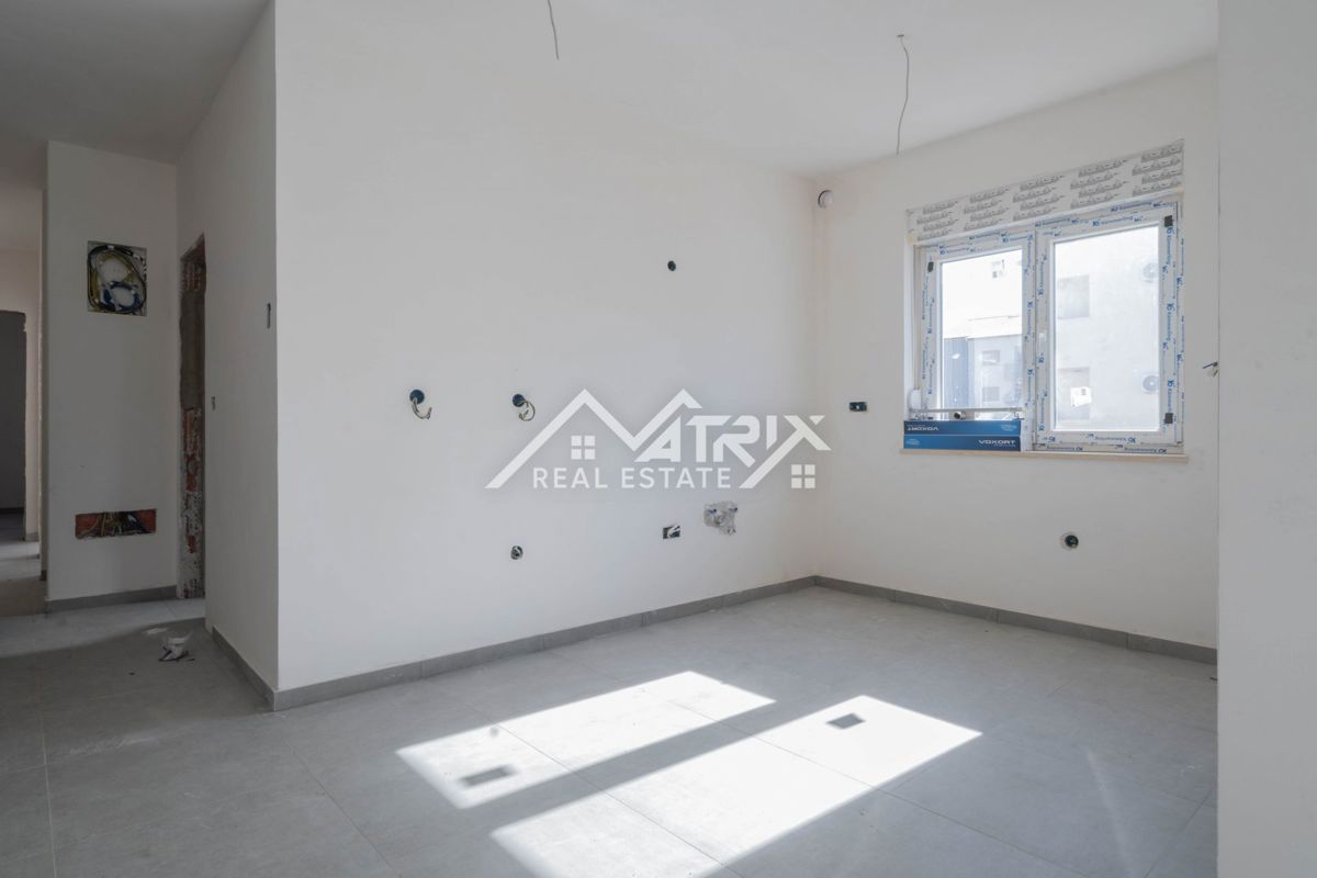 Pula, 3-sobno 90 m² z 2 balkonoma + 2 garažni mesti