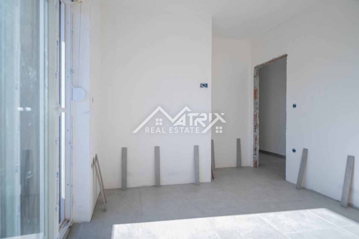 Pula, 3-sobno 90 m² z 2 balkonoma + 2 garažni mesti