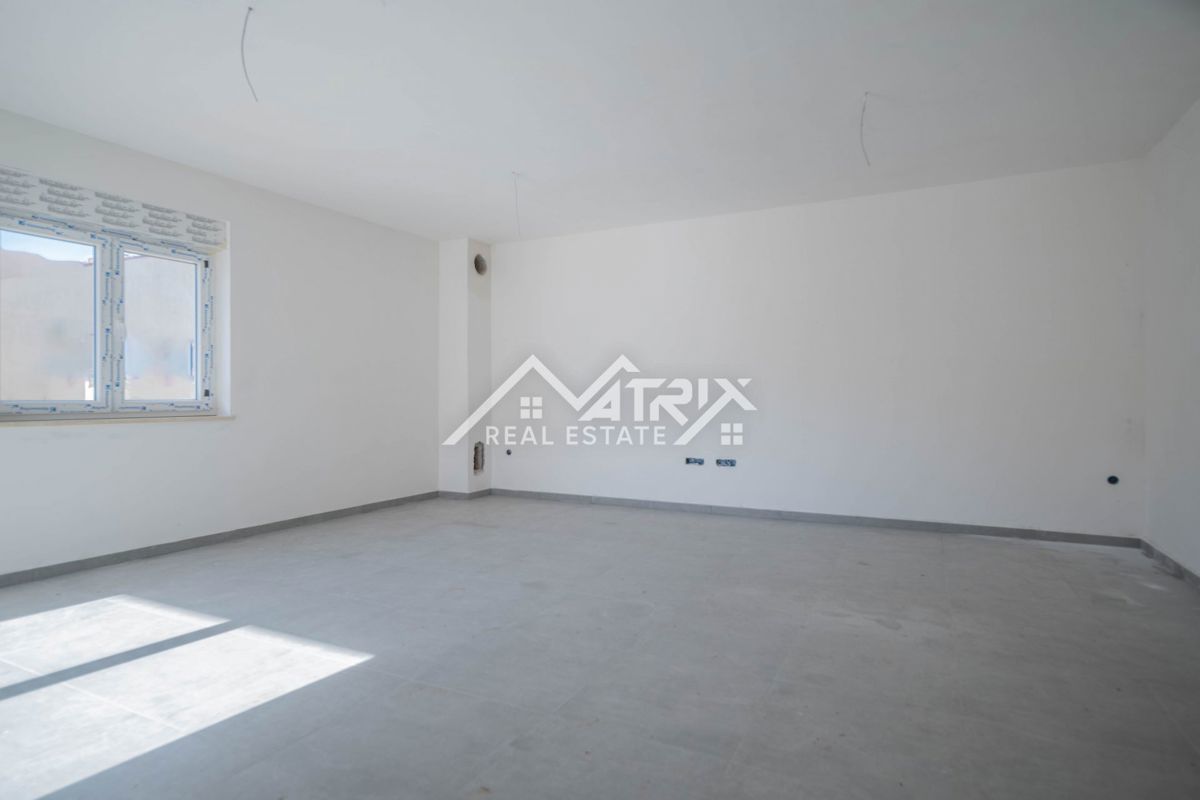 Pula, 3-sobno 90 m² z 2 balkonoma + 2 garažni mesti
