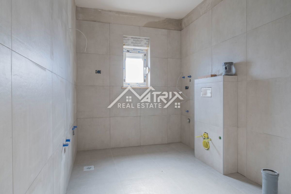 Pula, 3-sobno 90 m² z 2 balkonoma + 2 garažni mesti