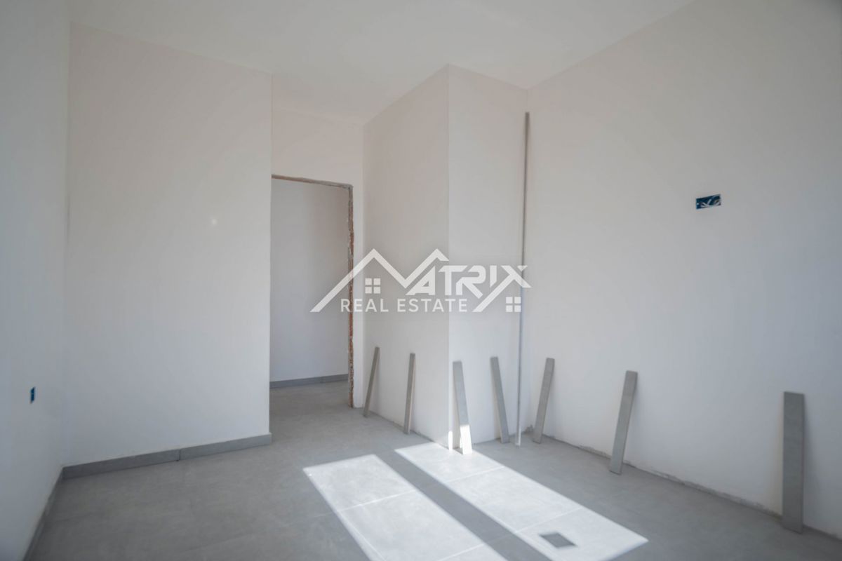 Pula, 3-sobno 90 m² z 2 balkonoma + 2 garažni mesti