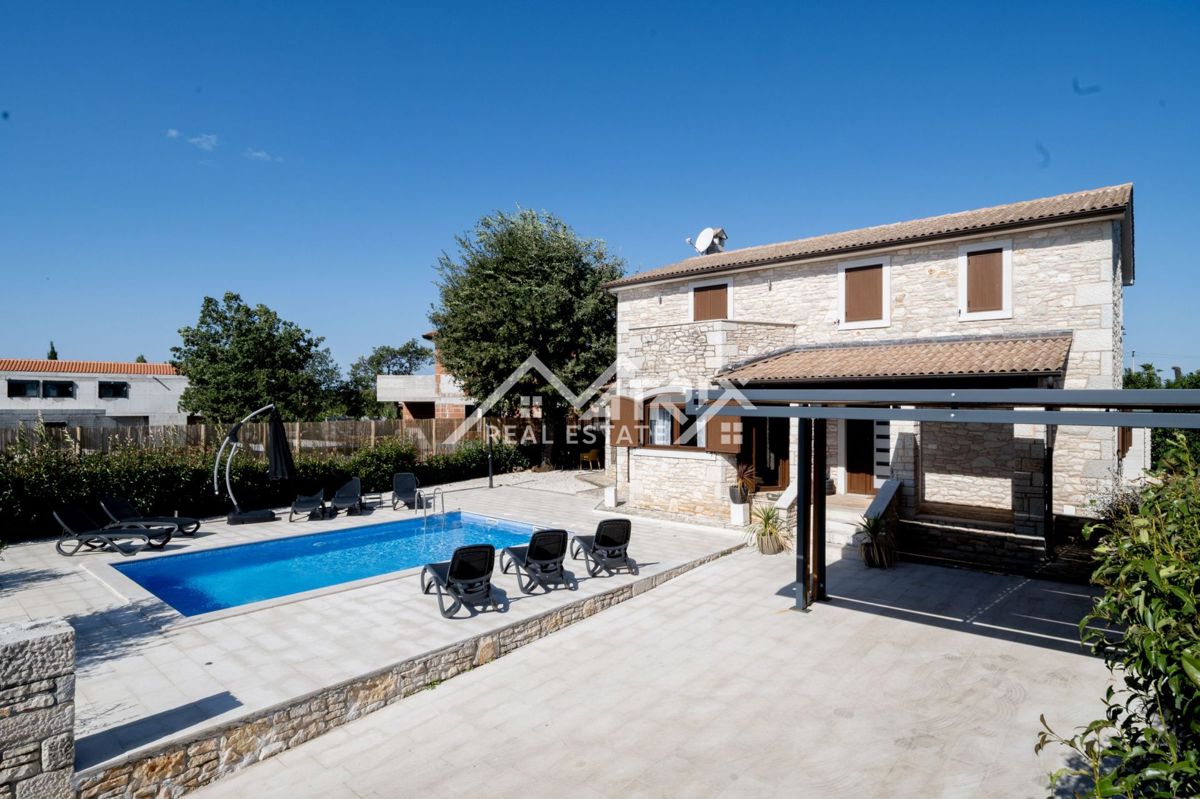 Okolica Poreča, očarljiva kamnita vila z bazenom